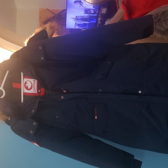A Canada weather gear coat - Picture 3 of 9